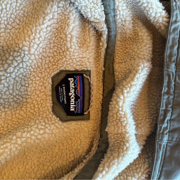 Patagonia Greenish Grey Jacket with Cream Sherpa Lining - Picture 3 of 8